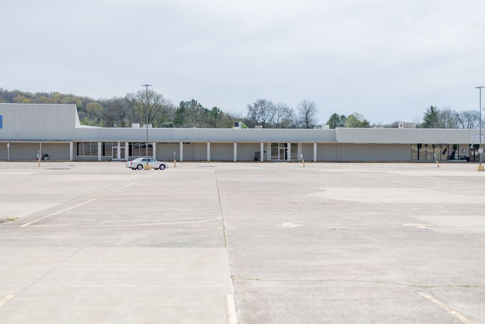 Brooklyn Shopping Center: 923-951 East College Street, Pulaski, TN 38478